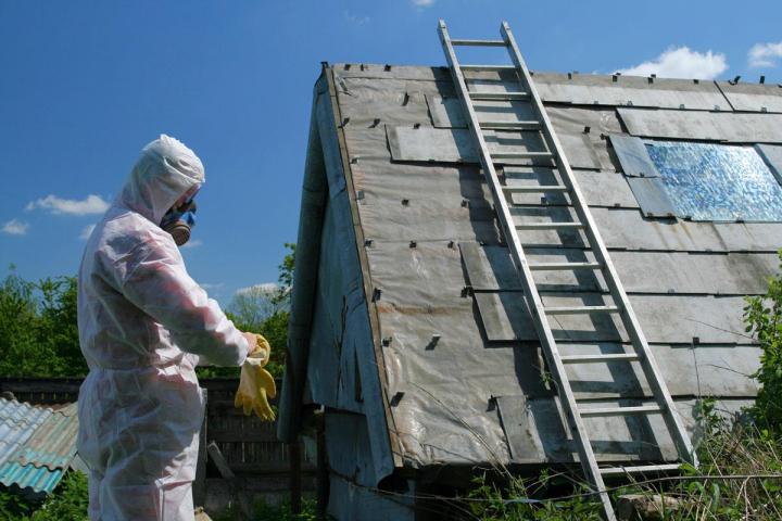Un diagnostiqueur immobilier qualifié pour inspecter avec précision les matériaux et produits susceptibles de contenir de l'amiante.
